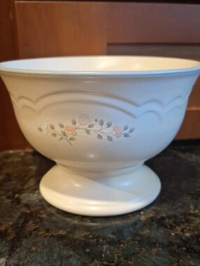 Vintage Pfaltzgraff Remembrance. Ivory Floral Footed Ceramic Pedestal Bowl